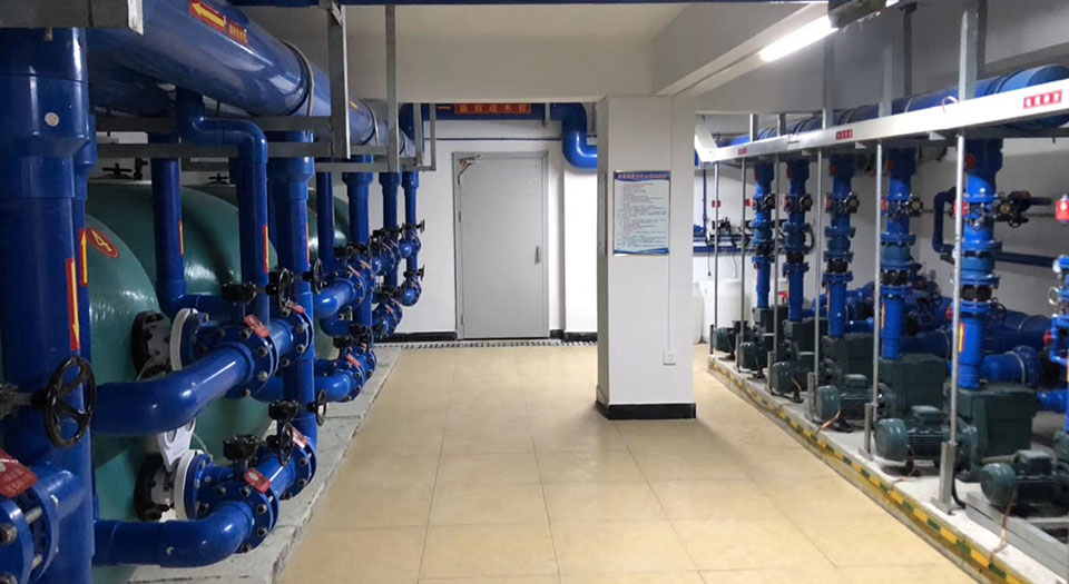 麻豆三级高潮性爱片设备机房