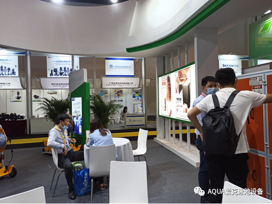 91麻豆电影在线观看工作人员在介绍除湿热泵 91麻豆电影在线观看工作人员在介绍除湿热泵