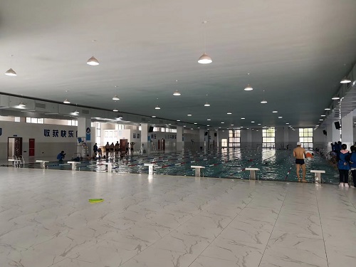 青龙山学校麻豆三级高潮性爱片，同学们都很喜欢上游泳课