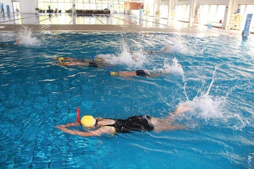 在室内麻豆三级高潮性爱片游泳