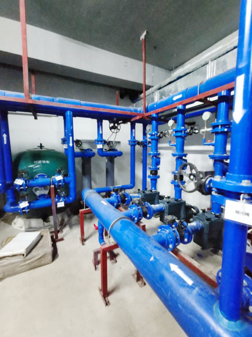 麻豆三级高潮性爱片设备机房