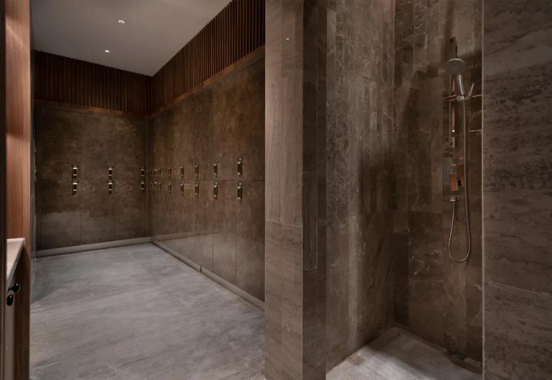 国惠大酒店游泳馆，配备更智能人性化的高端更衣室，以及宽敞洁净的独立隔间淋浴室。