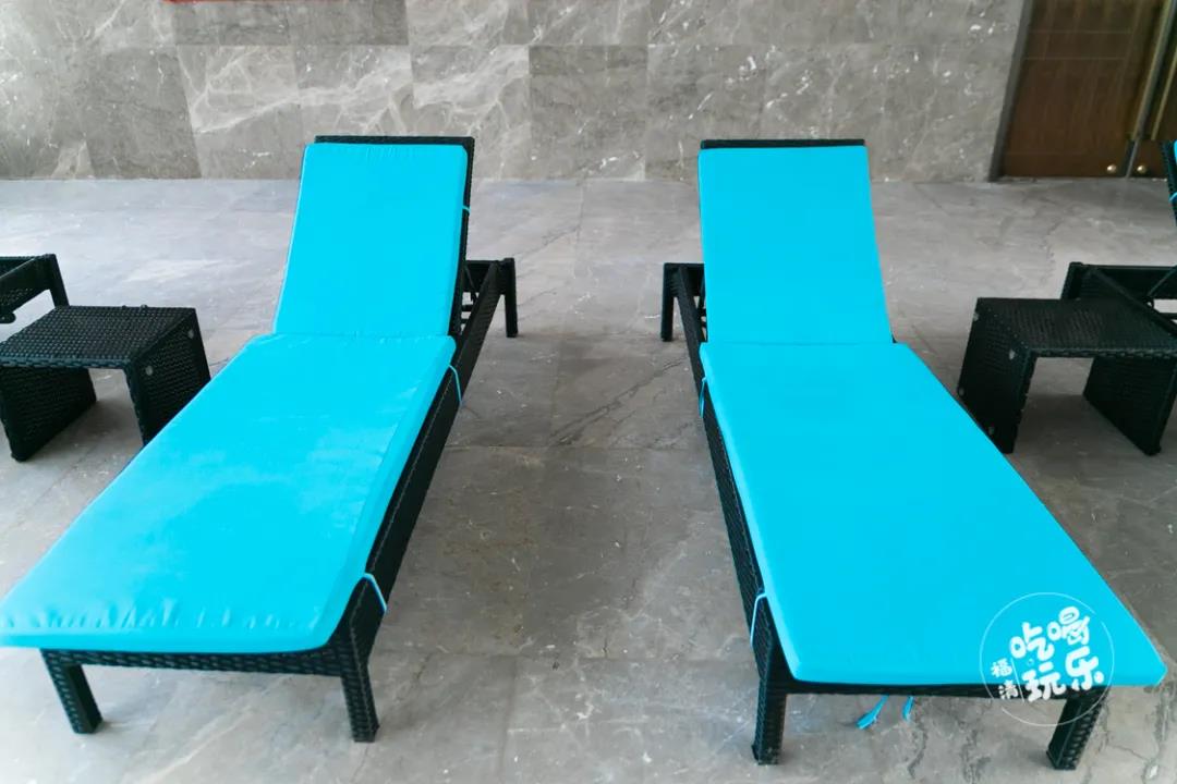 游累了，麻豆三级高潮性爱片两侧还设有大量休闲座椅、躺椅，享受惬意片刻。