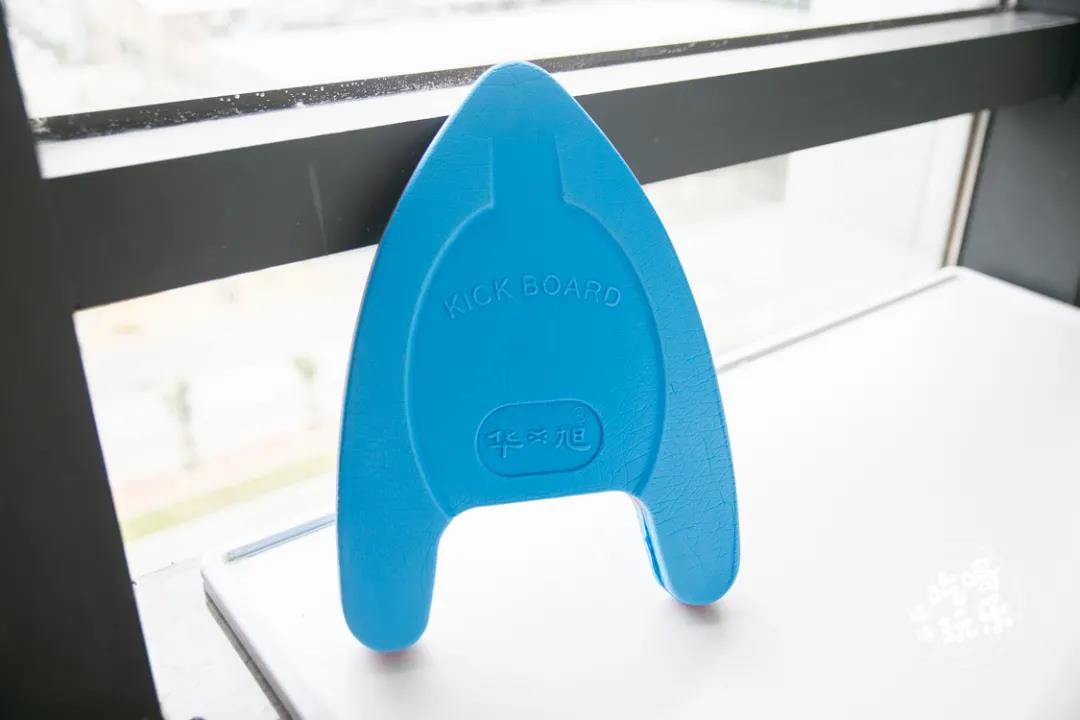 如果你是旱鸭子，也不用怕下水，辅助工具包括贝漂和浮板等等，专业的“装备”这里统统有。