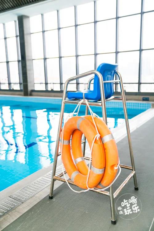 在游泳馆内，配有专业的救生员、教练员仔细巡视，时刻保证你的安全。