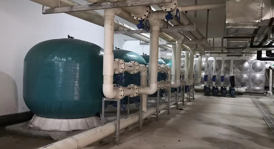 麻豆三级高潮性爱片设备机房