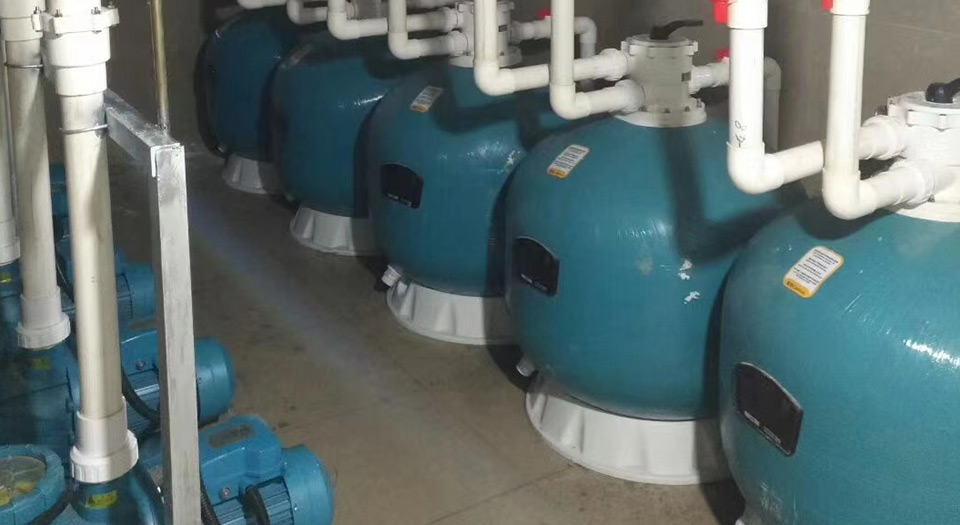 麻豆三级高潮性爱片设备机房中的过滤砂缸