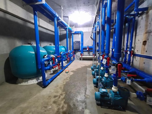 麻豆三级高潮性爱片设备机房