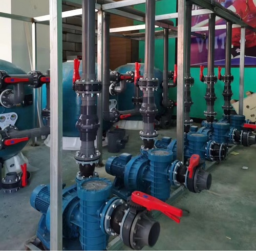 麻豆三级高潮性爱片设备机房中正在安装的水泵