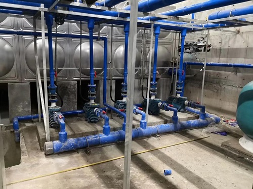 天府三中麻豆三级高潮性爱片设备机房