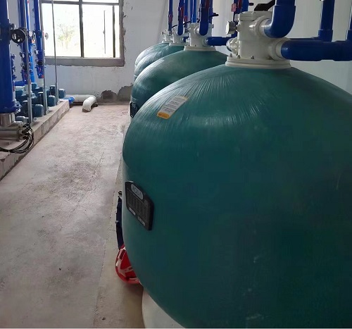 麻豆三级高潮性爱片设备机房中的过滤砂缸