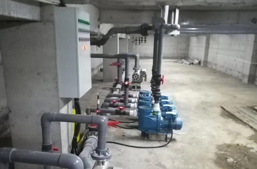 麻豆三级高潮性爱片设备机房