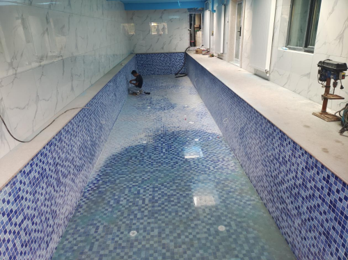 施工人员在安装麻豆三级高潮性爱片水下灯